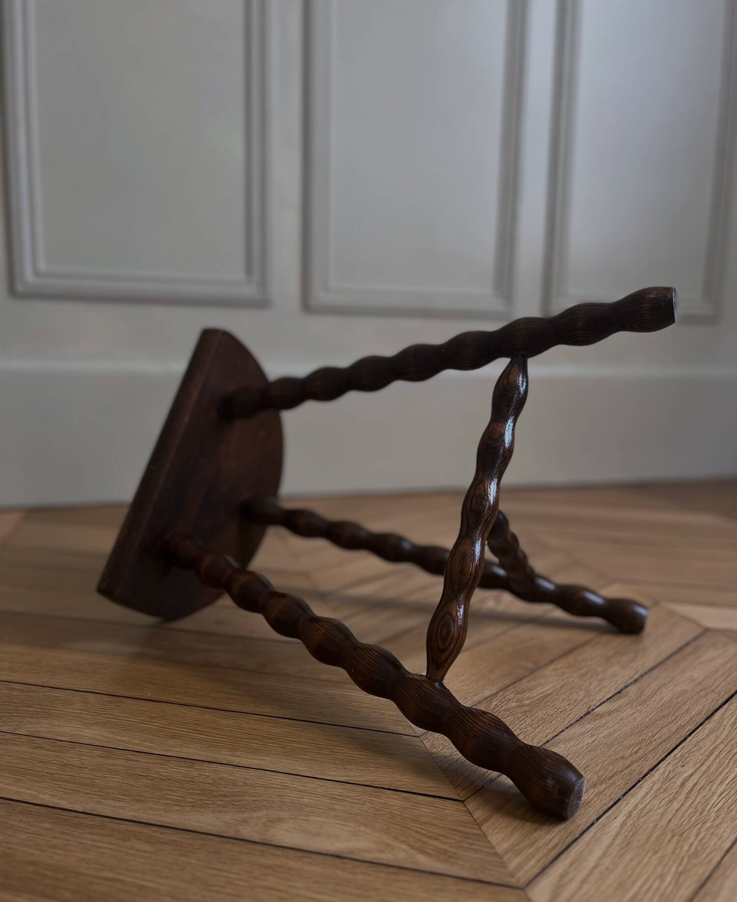 Tabouret tripode brutaliste dans le goût de Charles Dudouyt