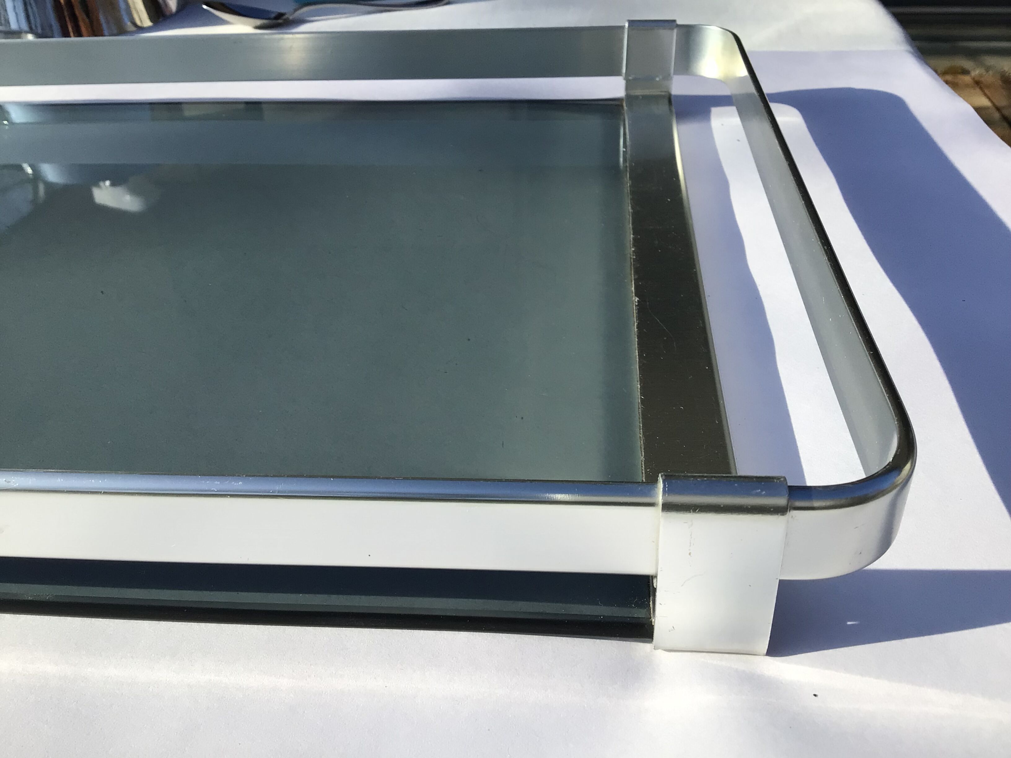Plateau moderniste aluminium et verre fumé gris