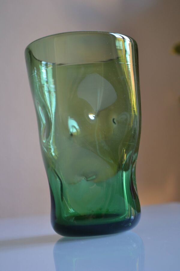 vase en verre vert Murano ou Empoli Italie 1960