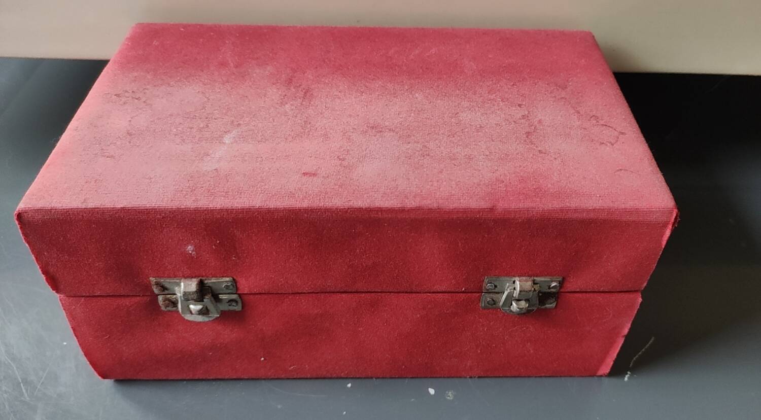 Hindu marble vase with floral decoration and gold leaf, in a box. Height 20 cm.