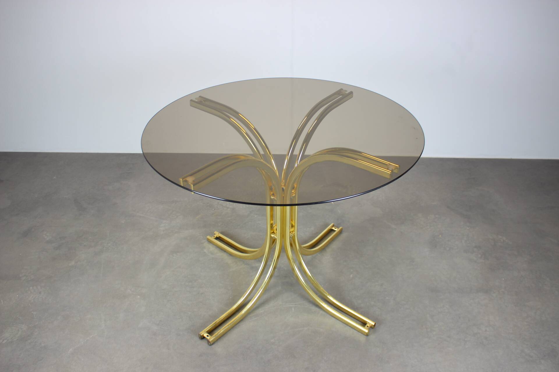 Table à manger ronde en laiton et verre / Italie, années 1980