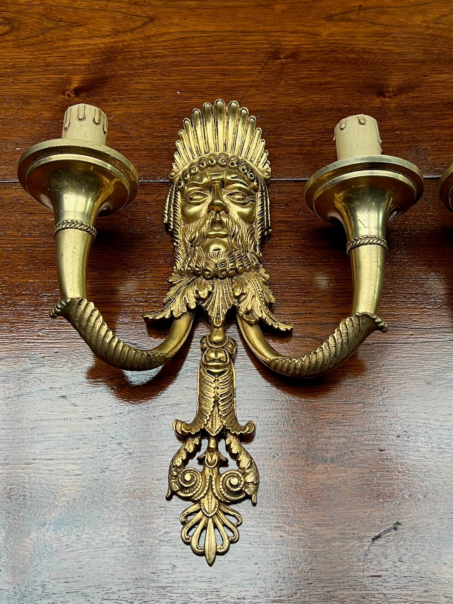 Paire d'appliques en bronze massif doré.