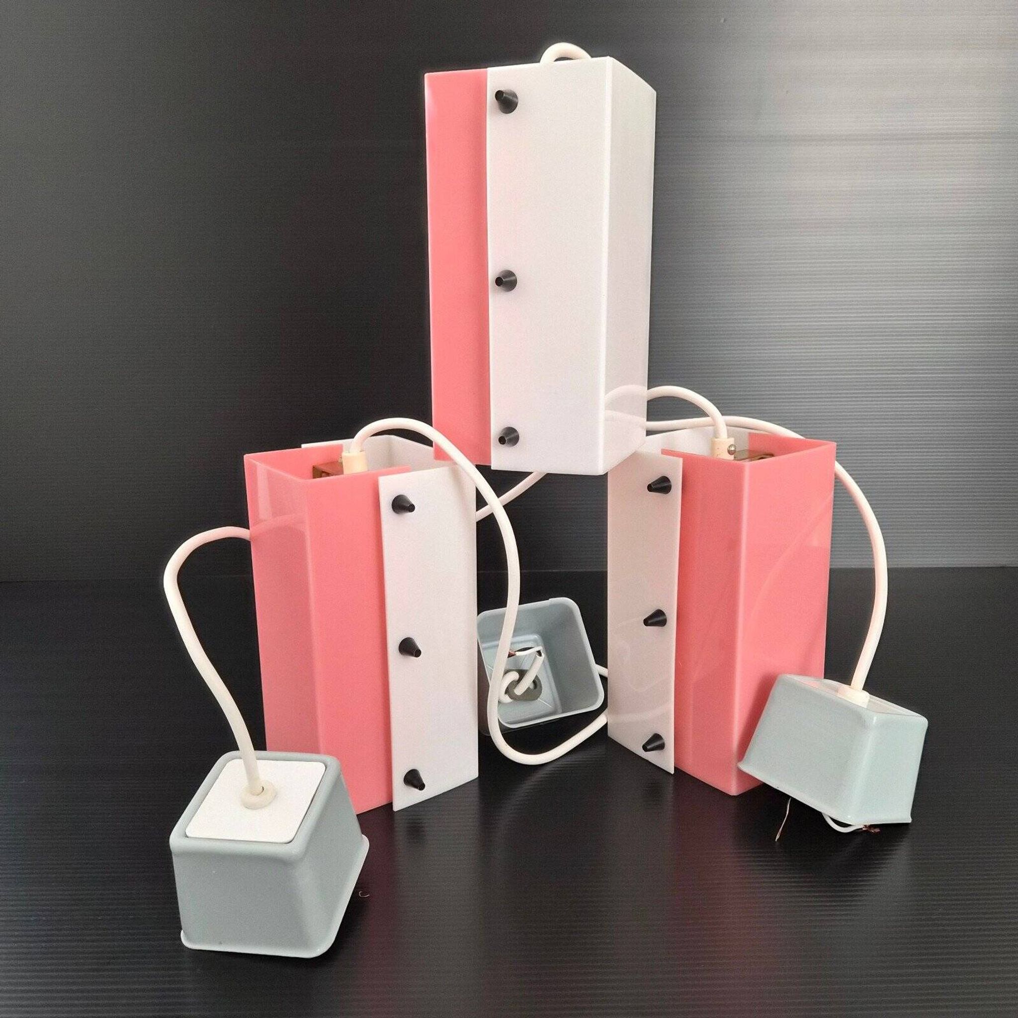 Suite de 3 suspensions vintage 1950 en plexiglas rose & blanc