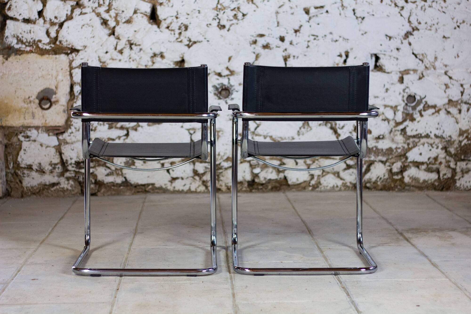 Pair of Bauhaus cantilever armchairs in chromed metal and leather, 1970