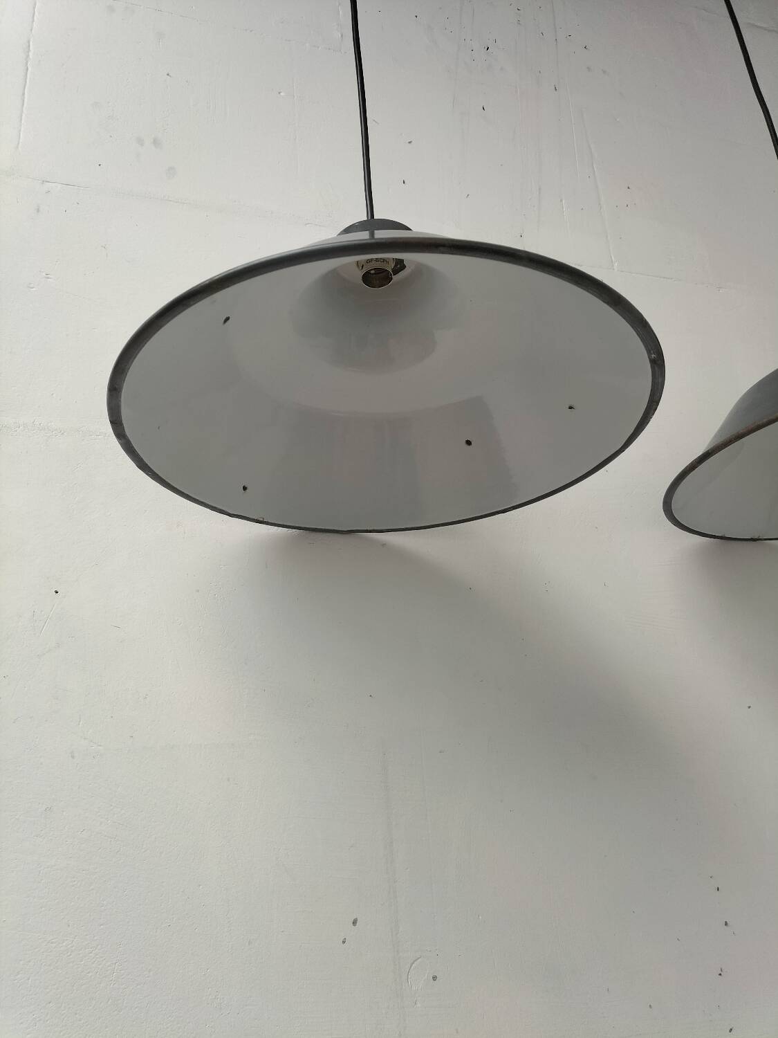 Pair of enamelled sheet metal suspensions