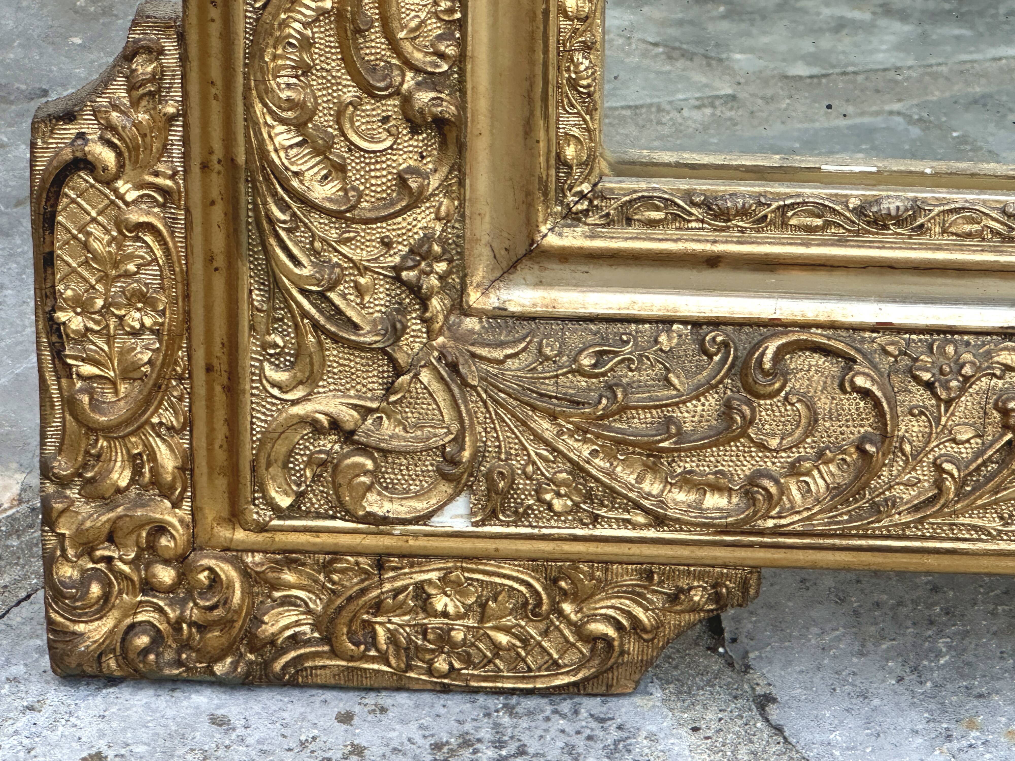 Miroir de cheminée ancien fronton en bois et stuc doré Napoléon III