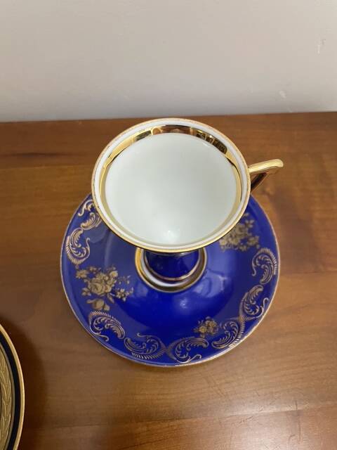 Set of 3 cups, their saucers and a sweet jar.