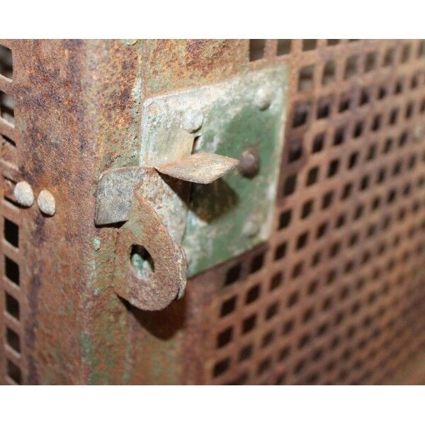 Metal supply cabinet
