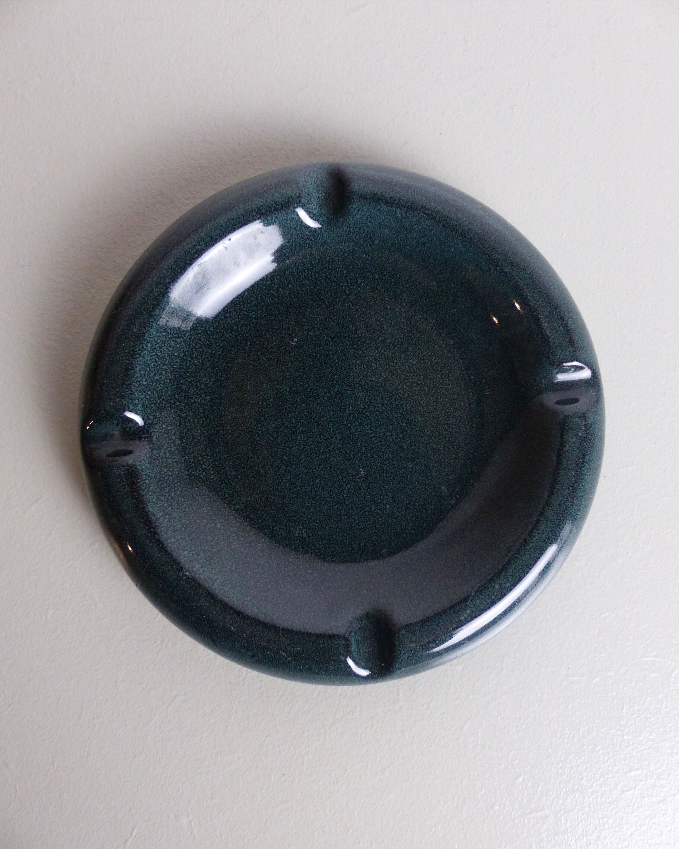 Round ashtray in speckled green ceramic