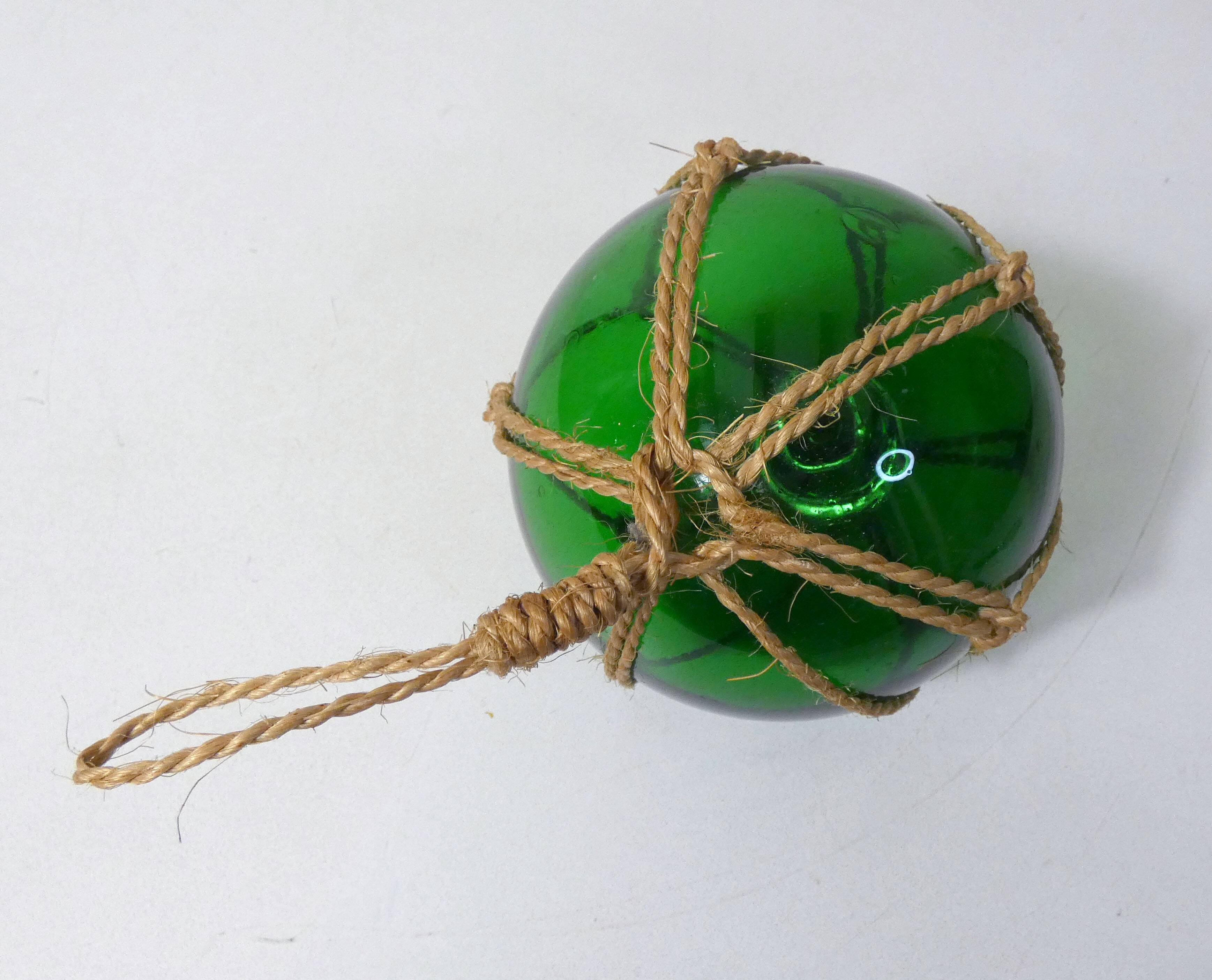 Boule, flotteur en verre vert vintage