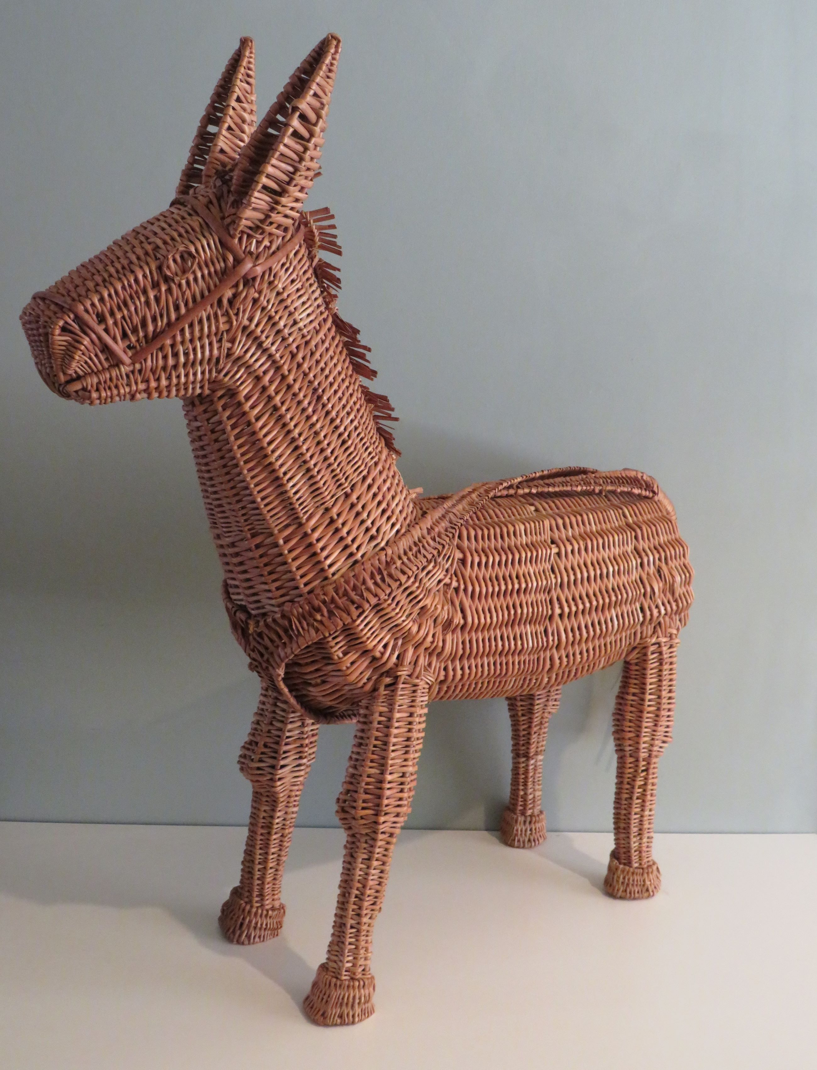 Large vintage reed easel