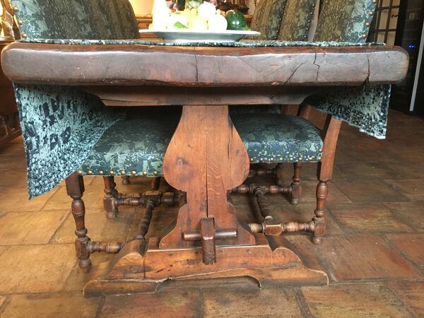 Table monastère + 9 chaises et 2 fauteuils Louis XIII en chêne.