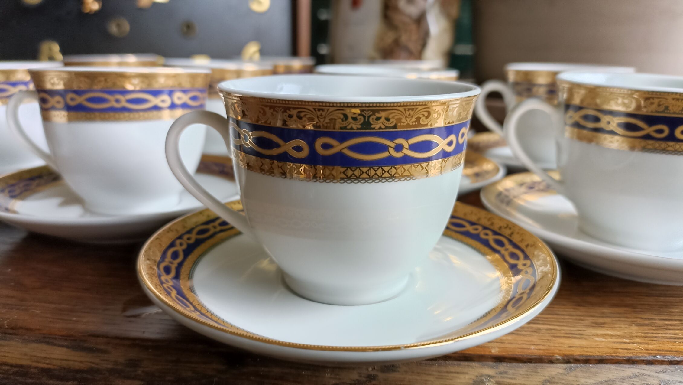12 tasses à café en porcelaine style Empire