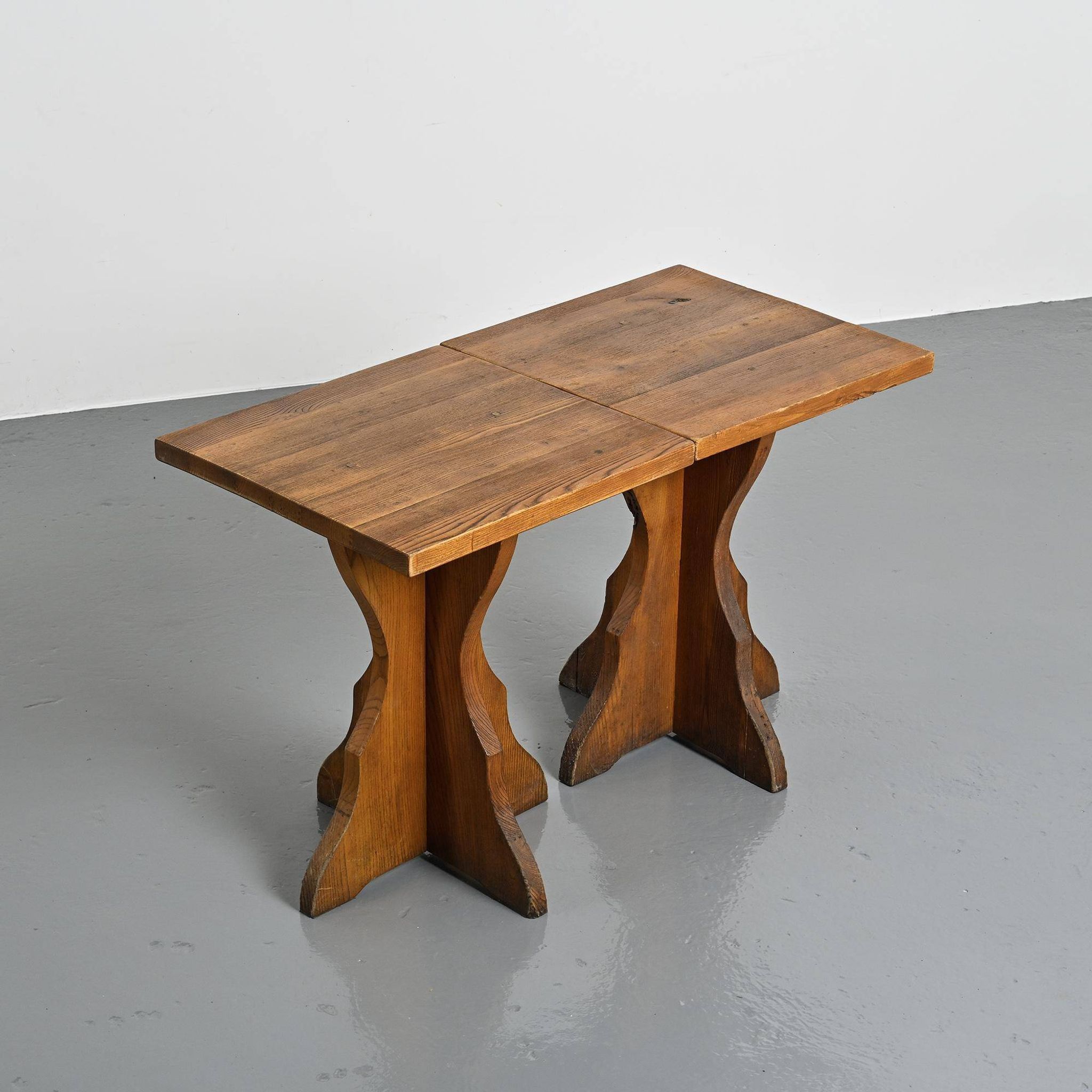 Paire de tables d'appoint en pin massif, Alpes françaises, vers 1970