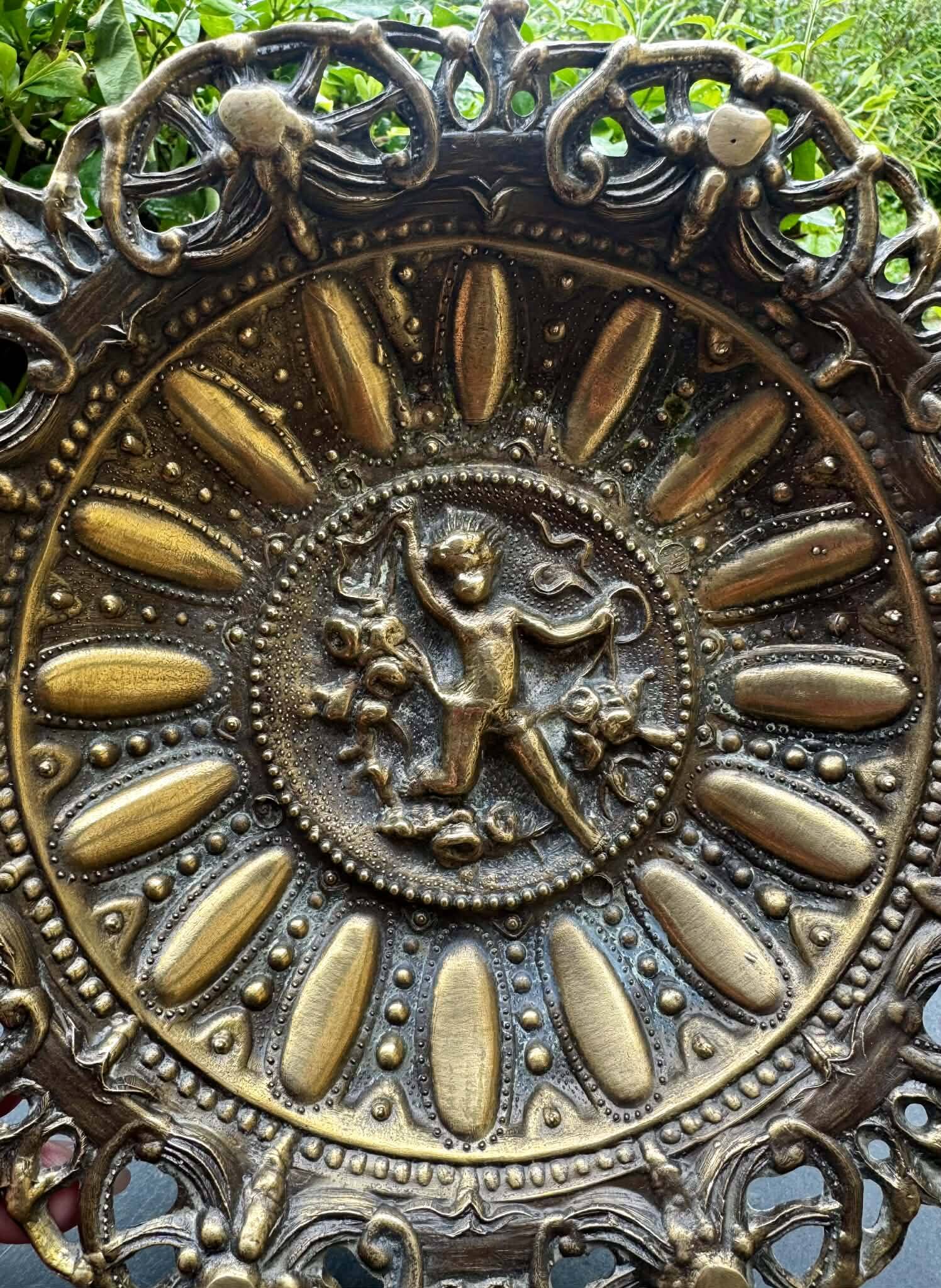 Large fruit bowl centrepiece in bronze from the 19th century.