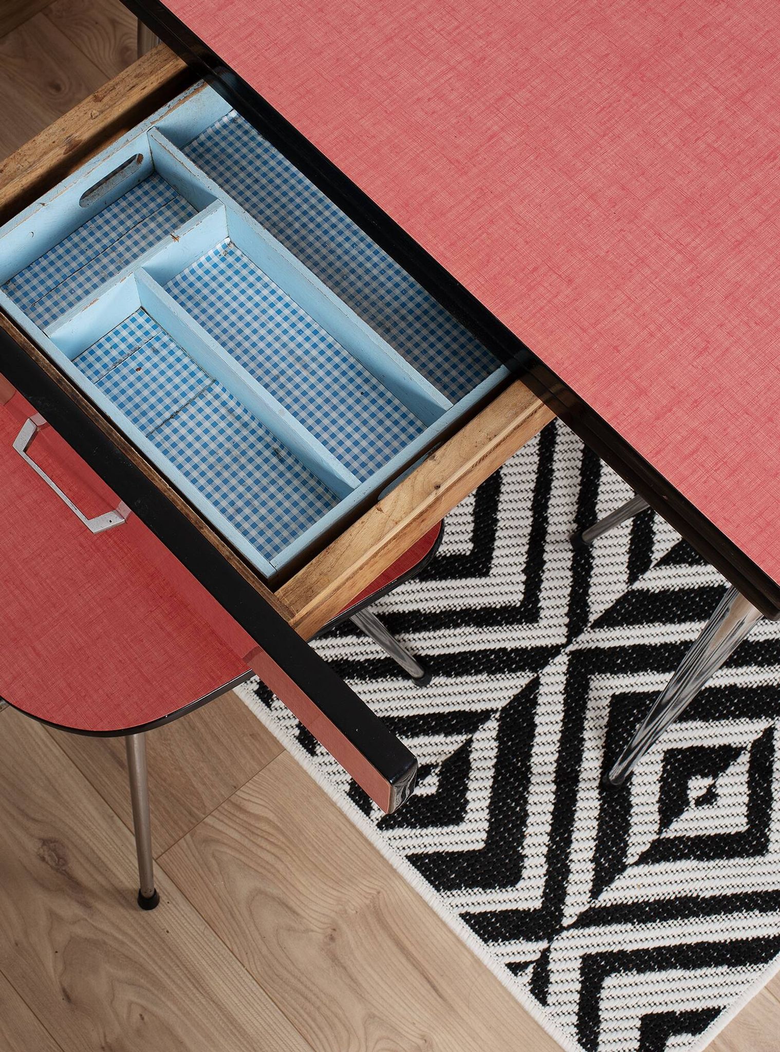 Extendable table and 6 chairs in Formica and stainless steel, brand FURANIA EUROPALU