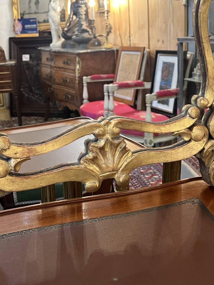 Mirror with carved and gilded wooden frame, 18th century, with scrollwork decoration.
