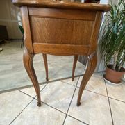 Guéridon ensemble gueridon et tabouret de style Louis XV en chêne massif