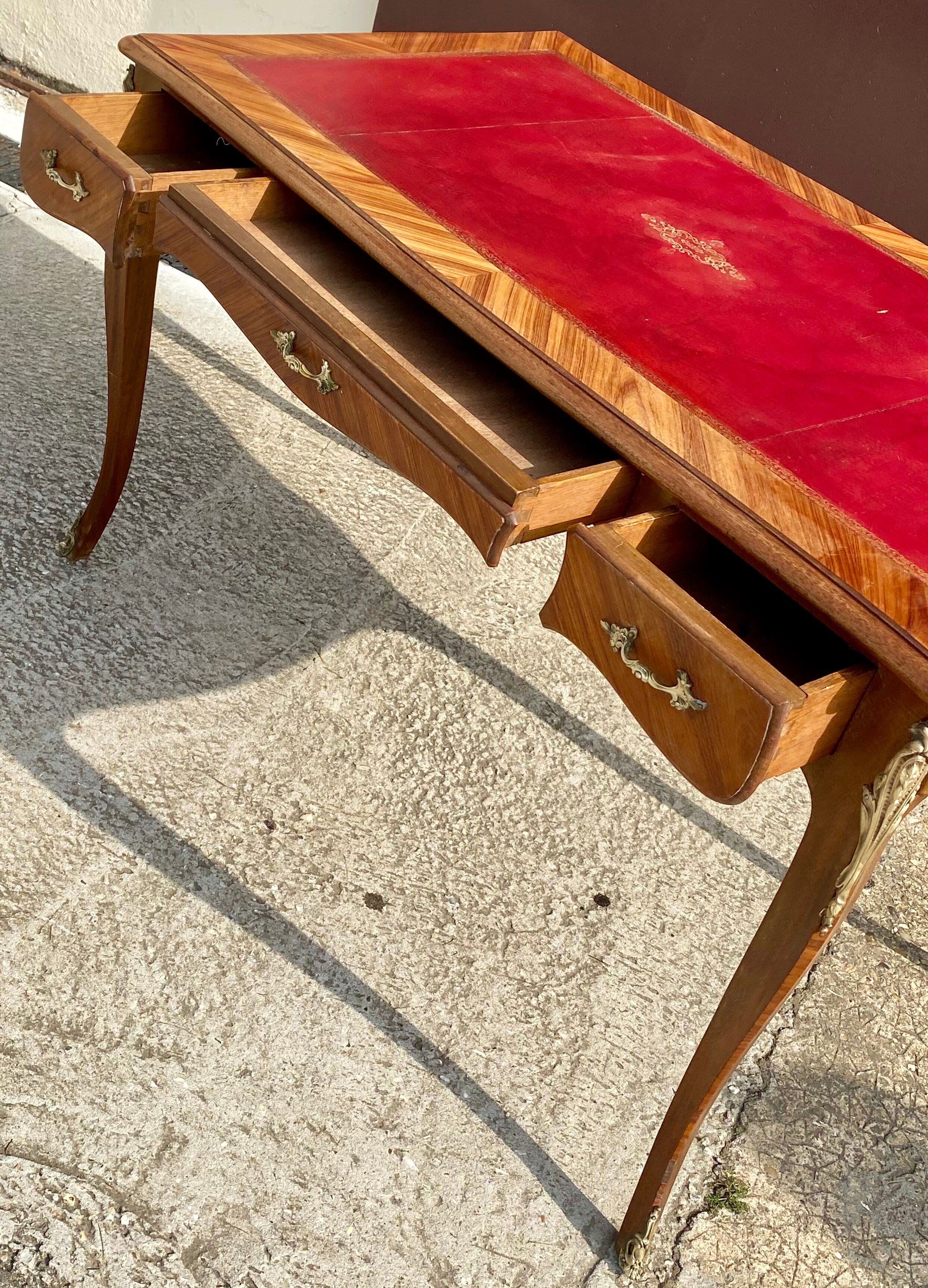 Bureau en marqueterie  bois de rose style Louis XV