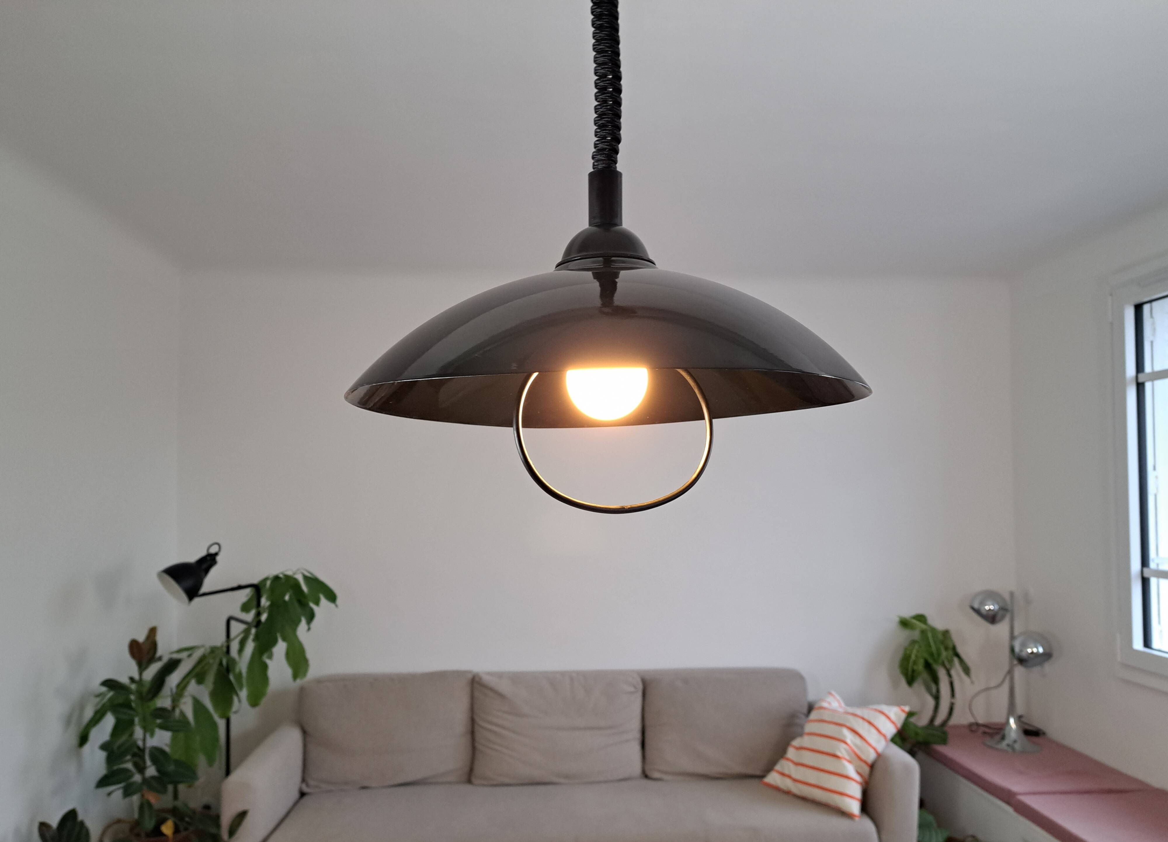 Vintage pendant light goes up and down