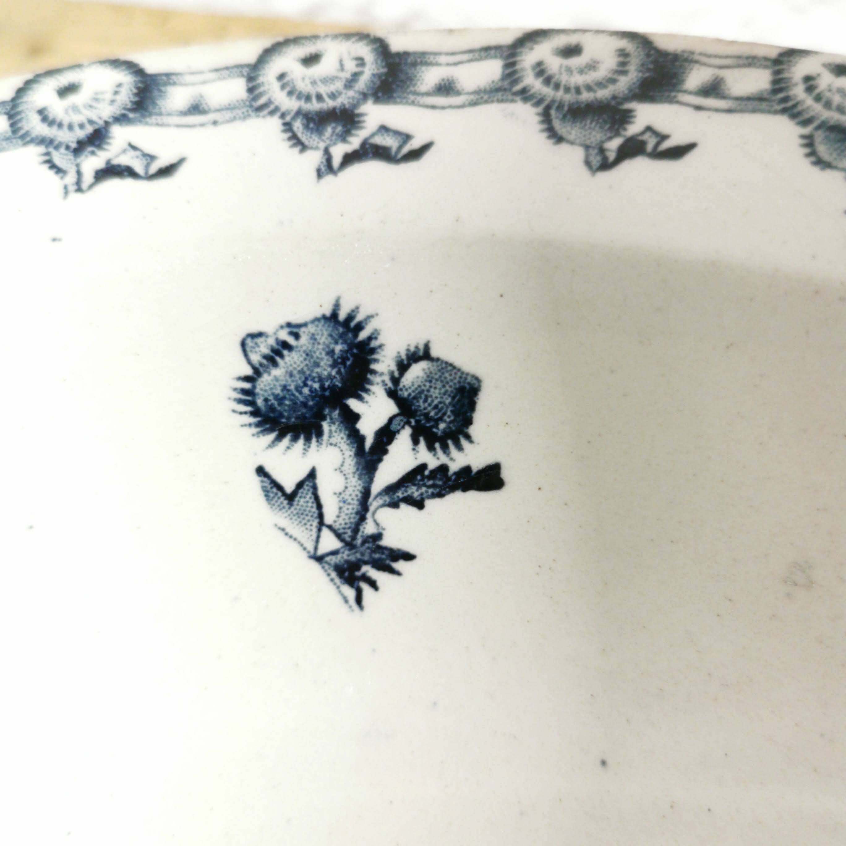 Shallow dish Chardons Gien - late 19th century