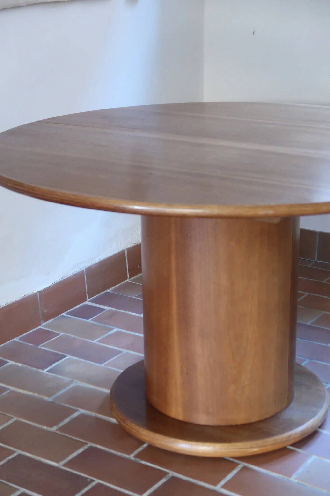 Round table with a central pedestal, light wood, 1990s.