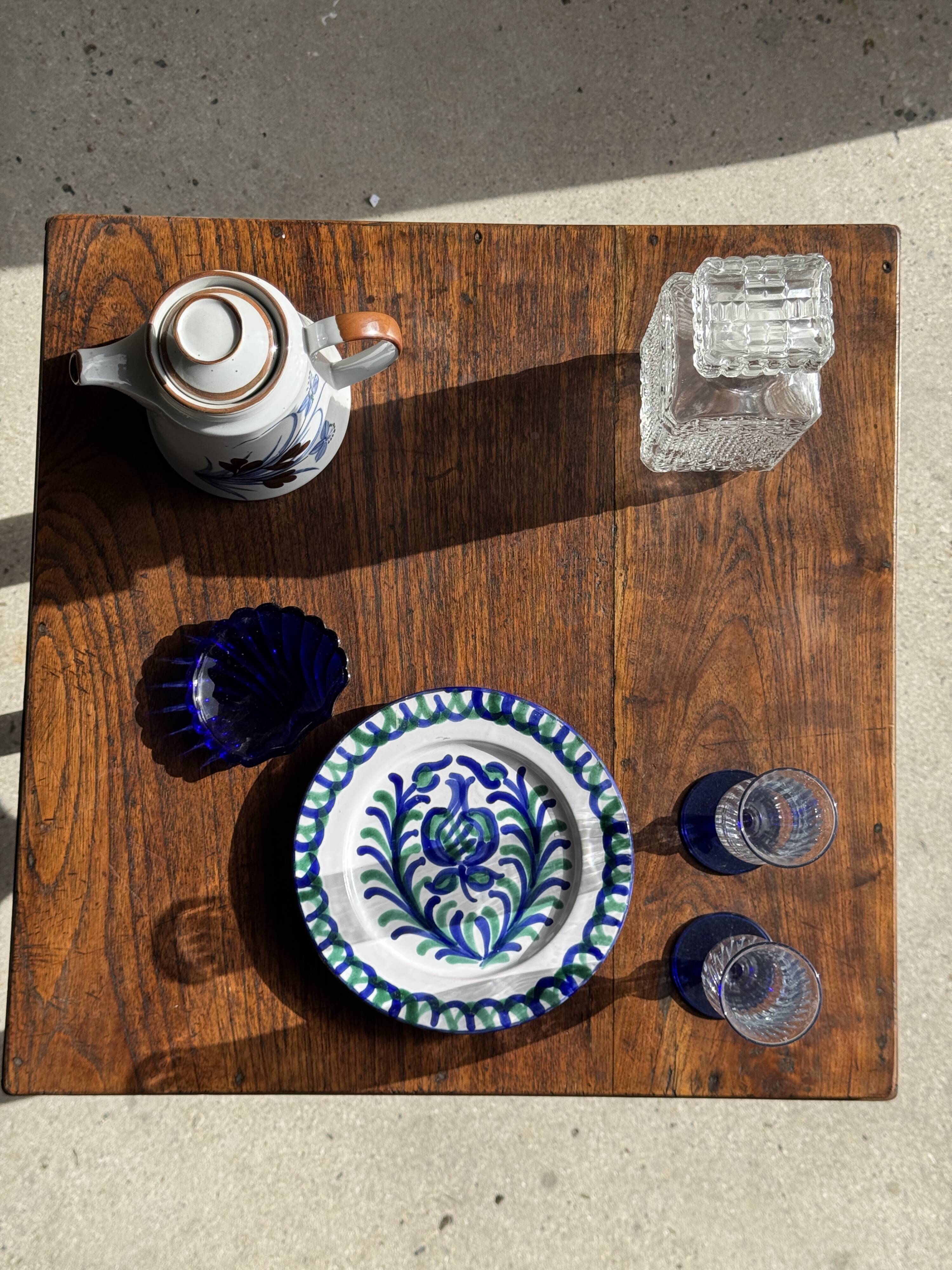 Artesania Alvarez Spanish plate in terracotta with blue plant motif.