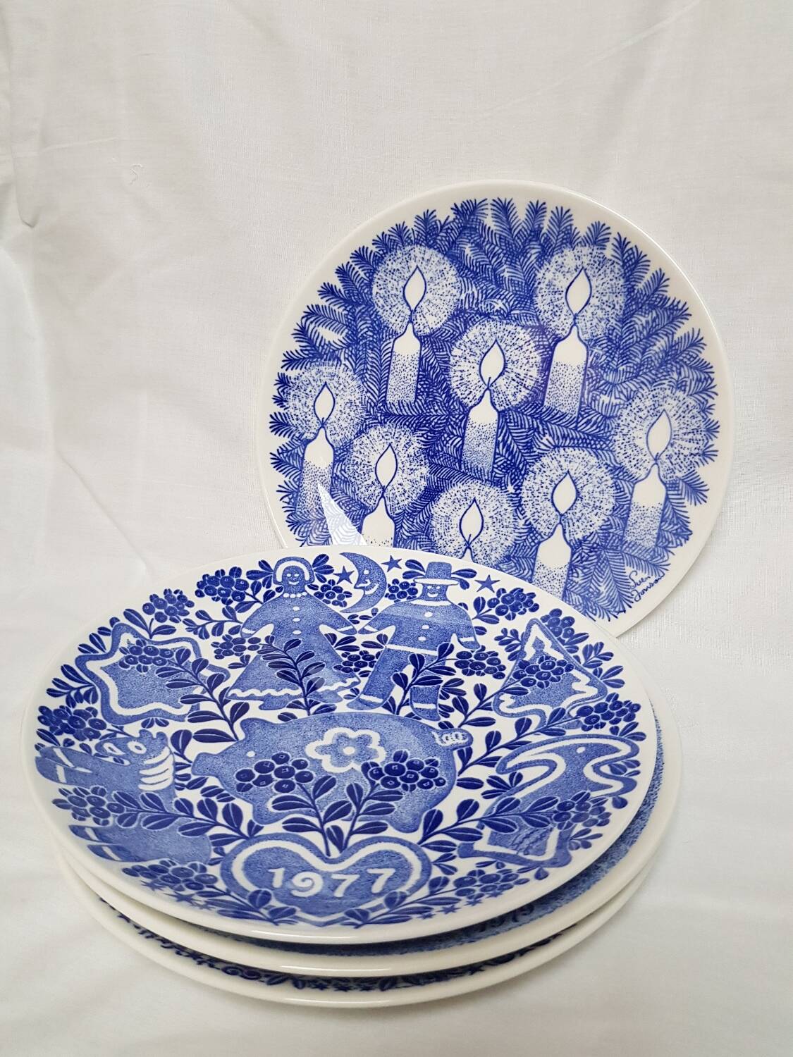Ensemble de 4 assiettes de Noël suédoises Gustavsberg réalisé par Sven Jonson