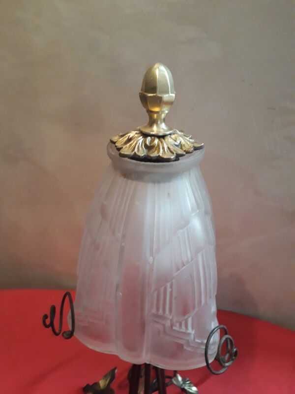 Lampe en fer forgé avec sa tulipe en verre moulé art deco  Dimension: 37 cm hauteur poids: