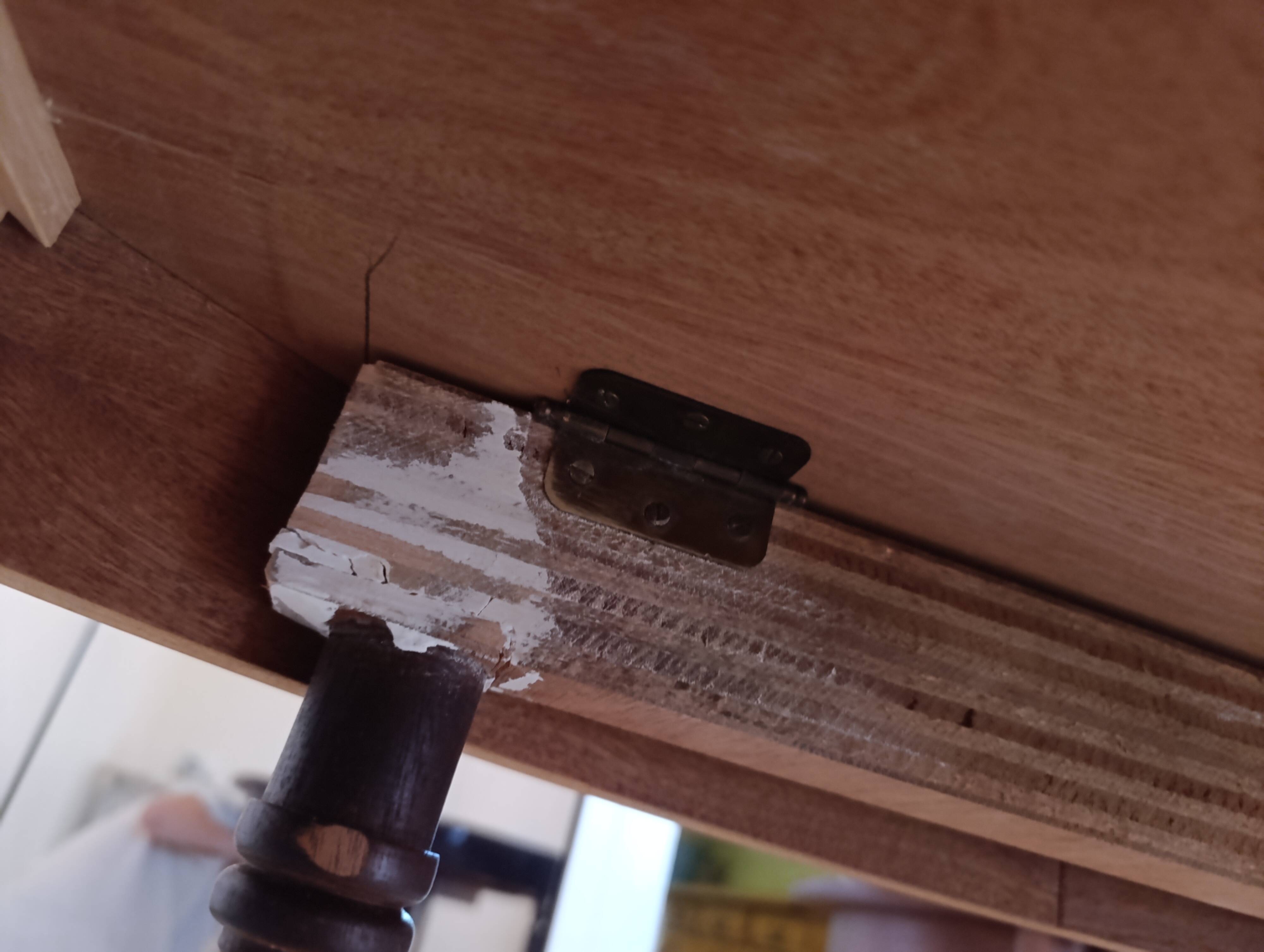 Table and chairs made of mahogany wood.