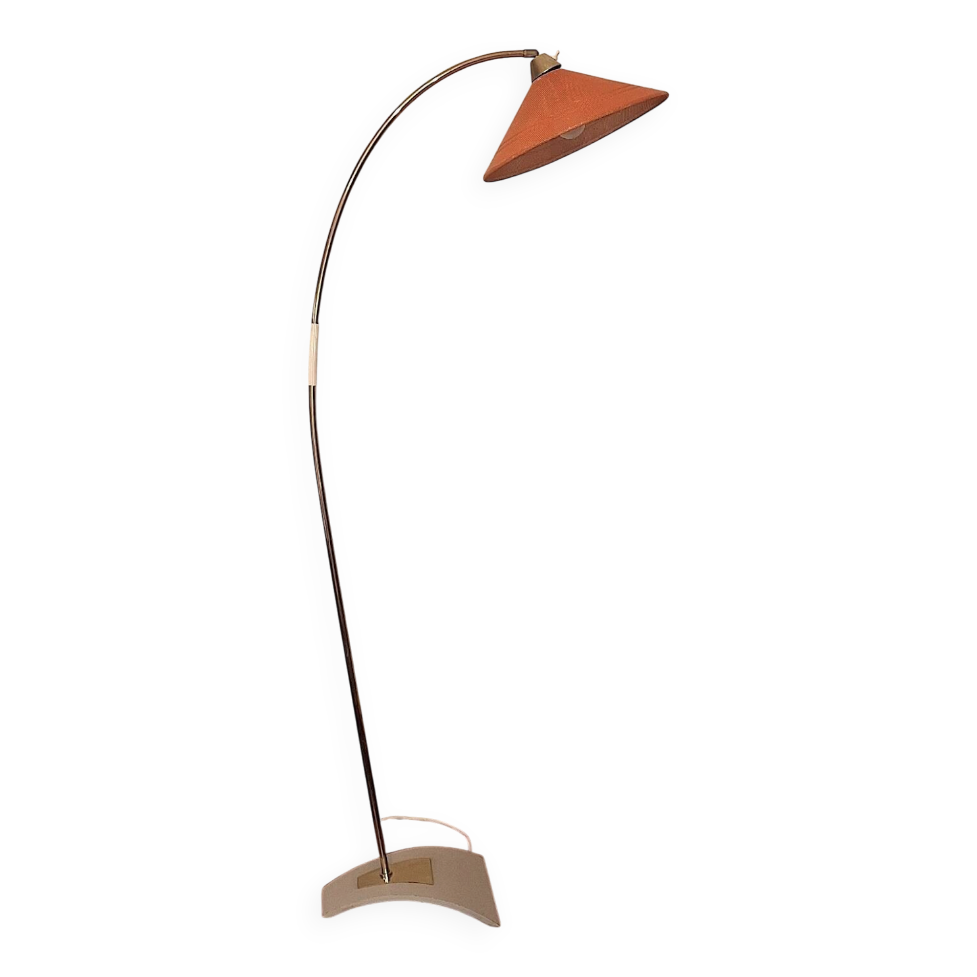 Lampadaire arc du milieu du siècle en laiton et métal perforé, années 1960.
