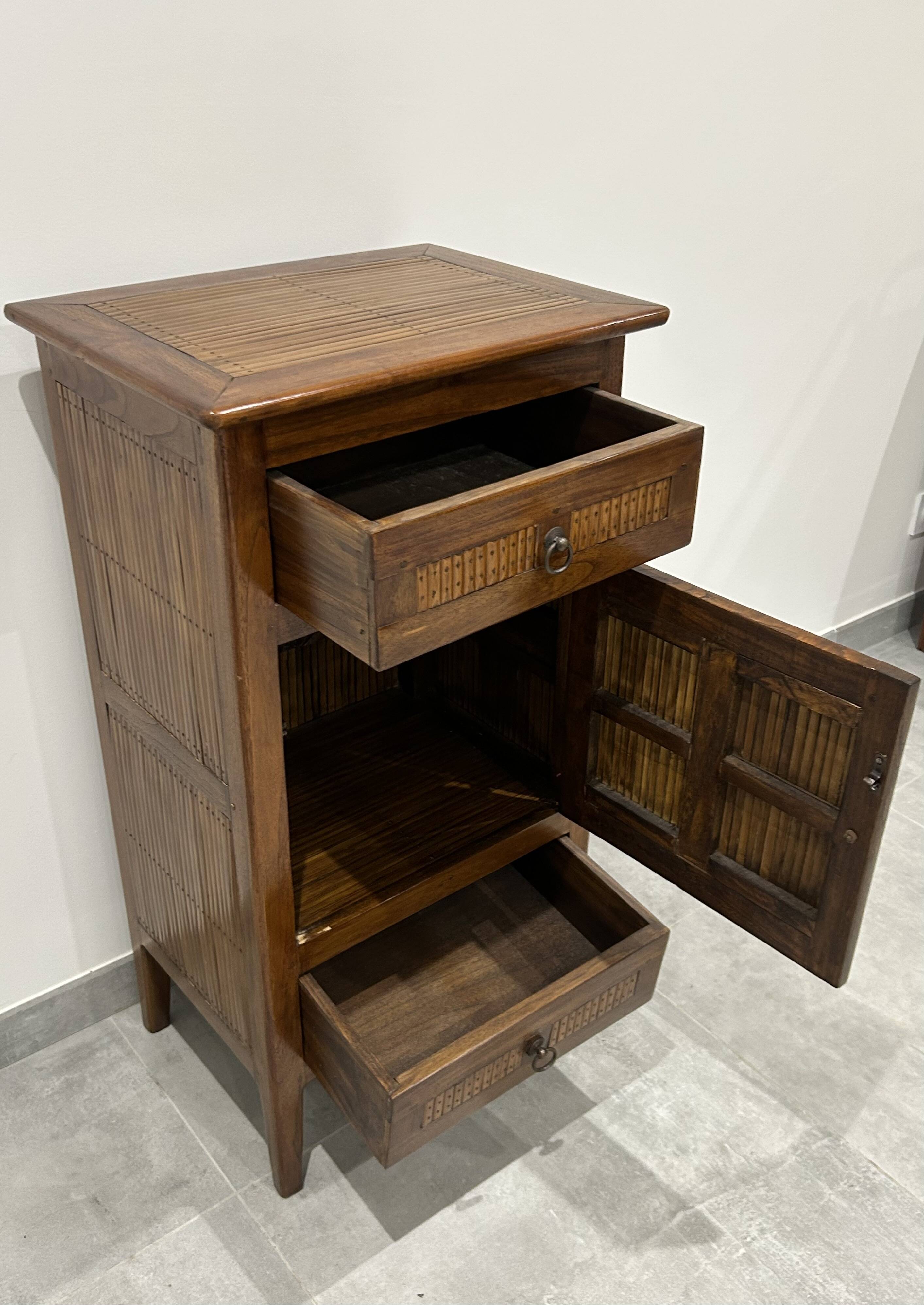 Meuble d'appoint en bois exotique