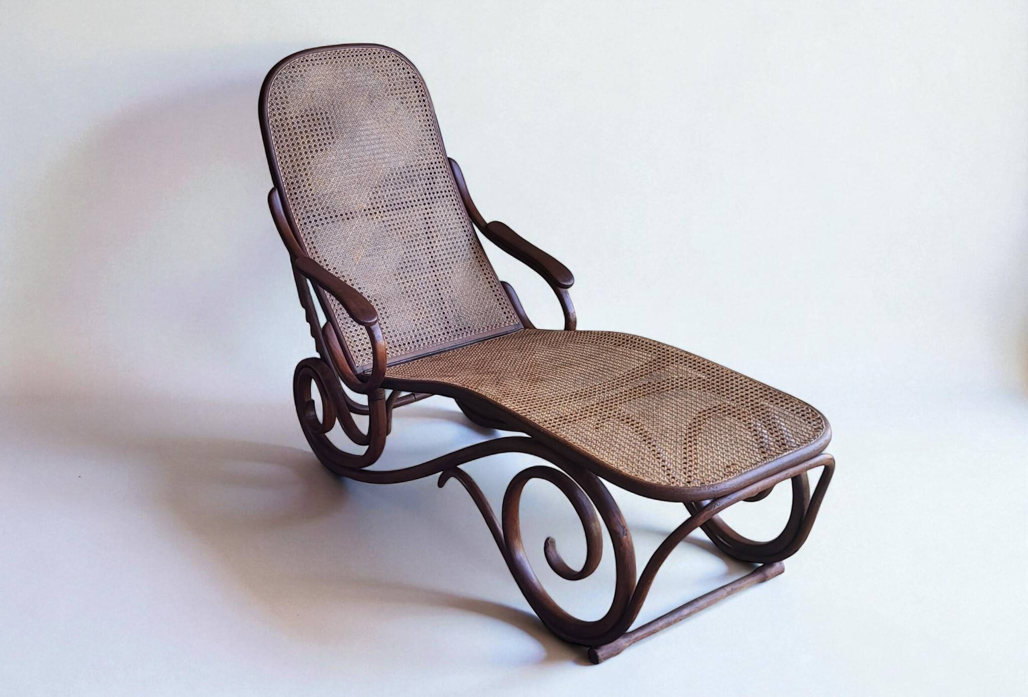 Thonet chaise longue No. 2 (No. 9702) 1900s