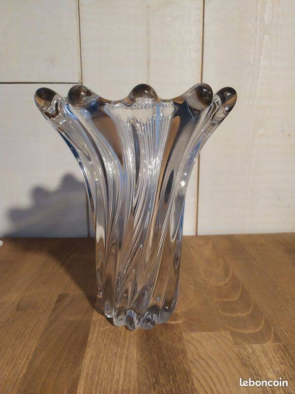 Molded glass tulip vase