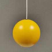 Lampe suspendue sphérique en jaune ensoleillé.
