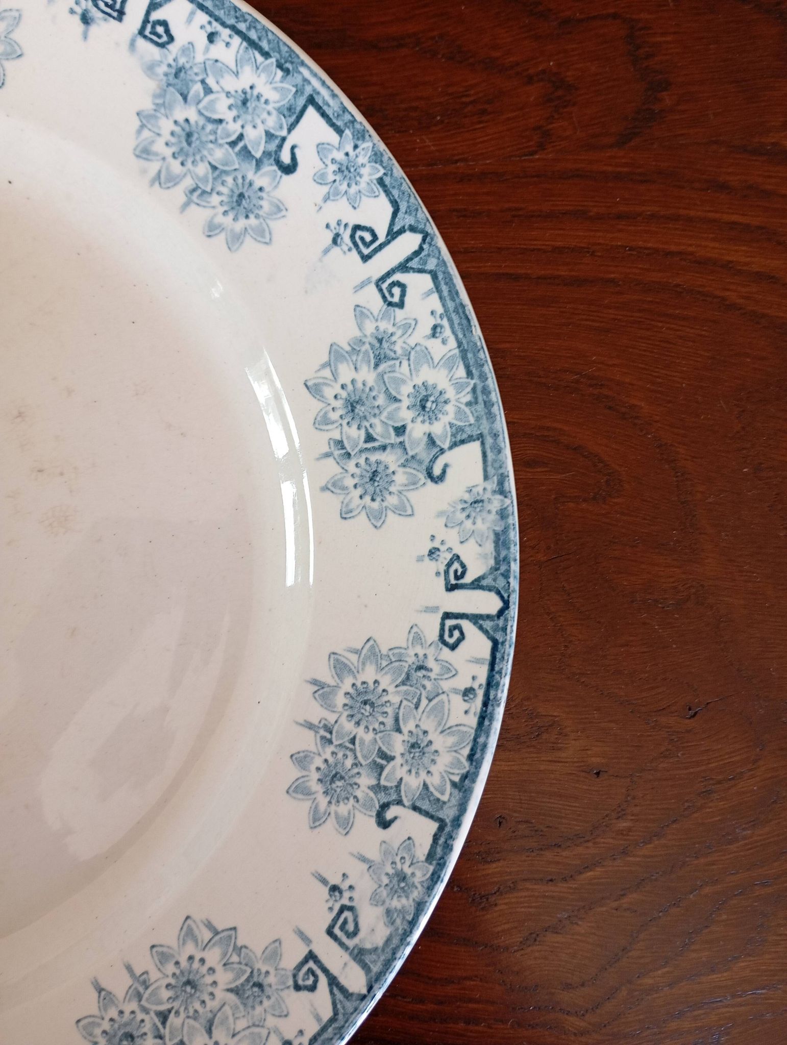 Plat à gâteau en terre de fer Longwy "Marguerites"