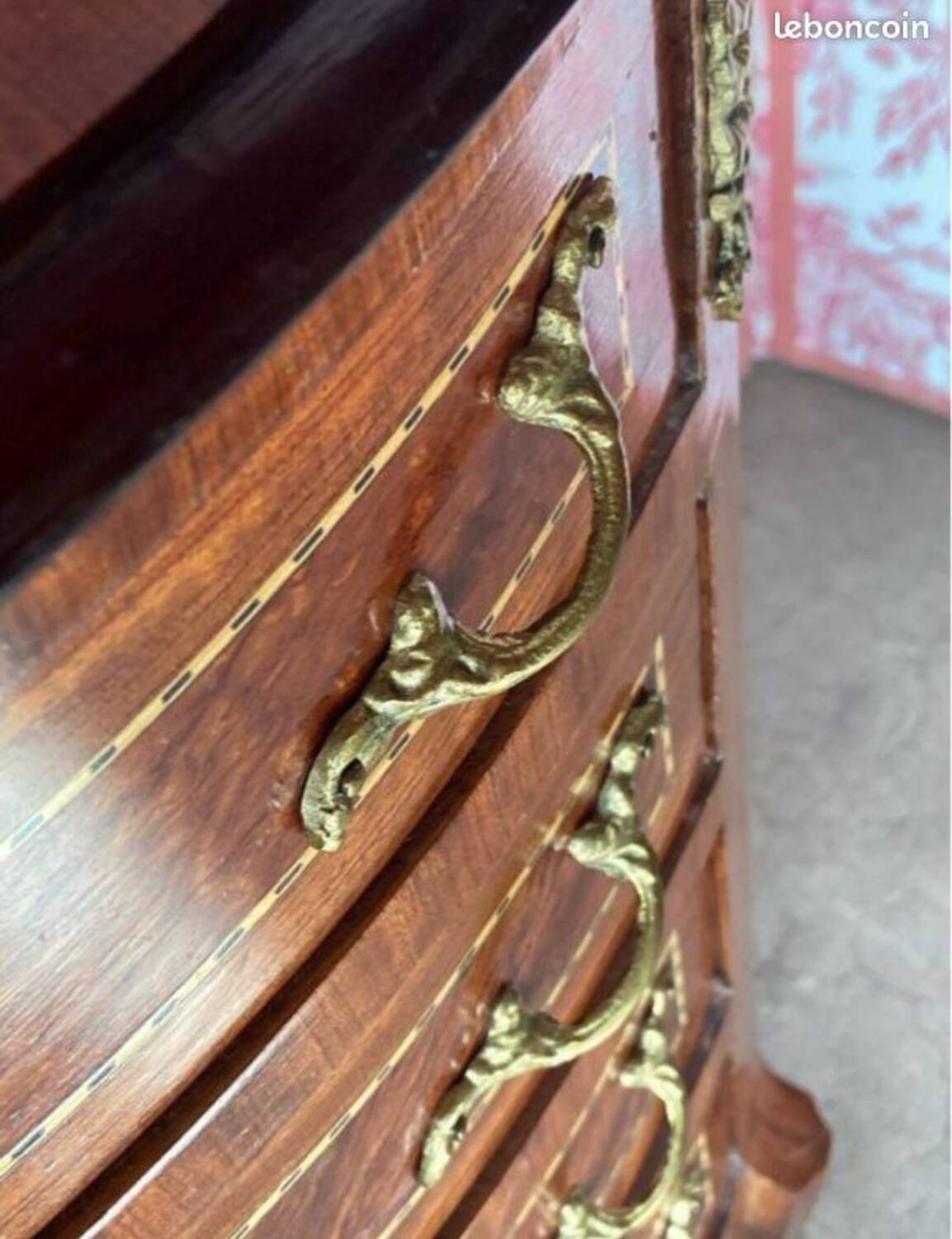 Louis XV style chest of drawers, 20th century