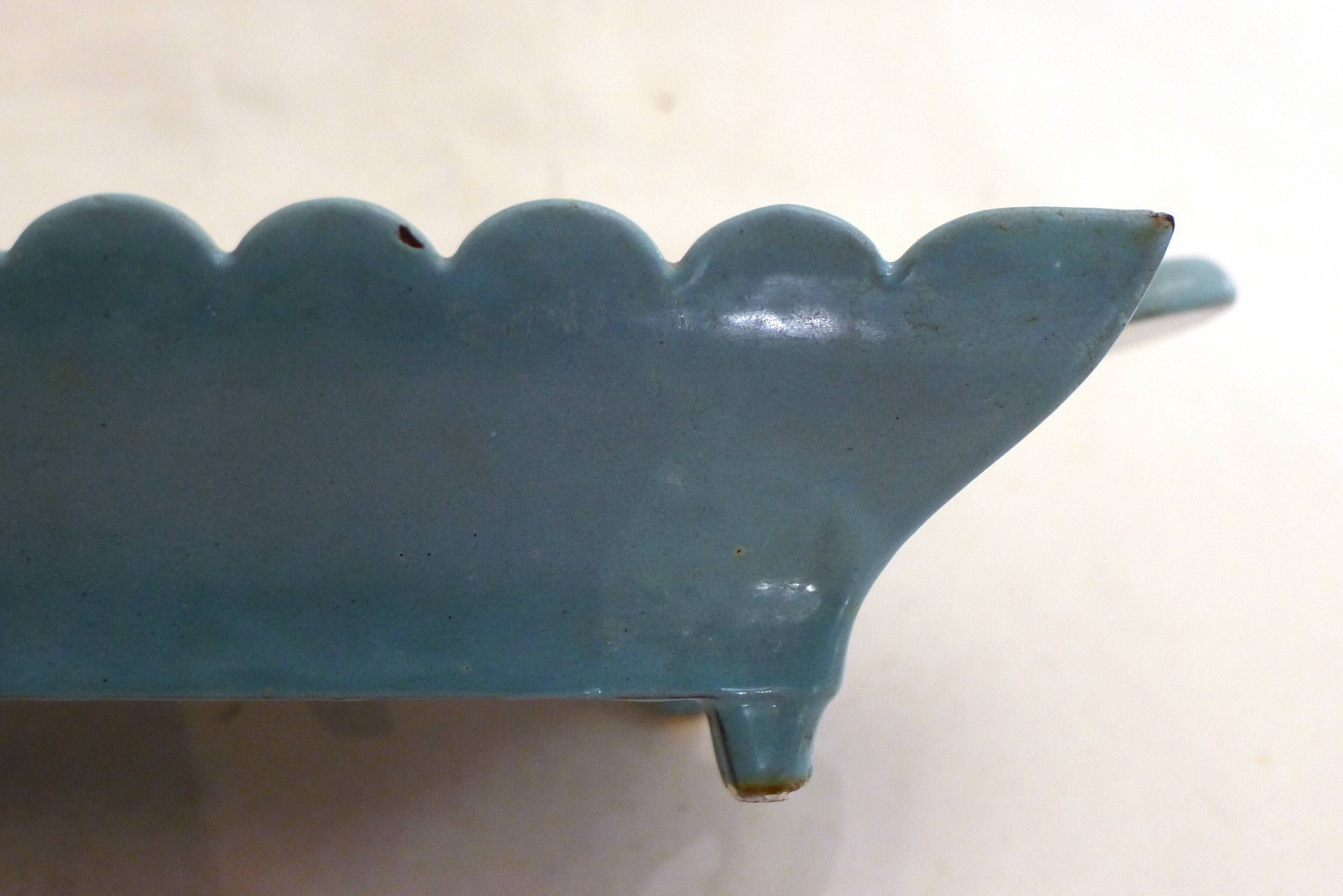 Large catch-all (former spittoon!) in enamelled cast iron from the early 20th century.