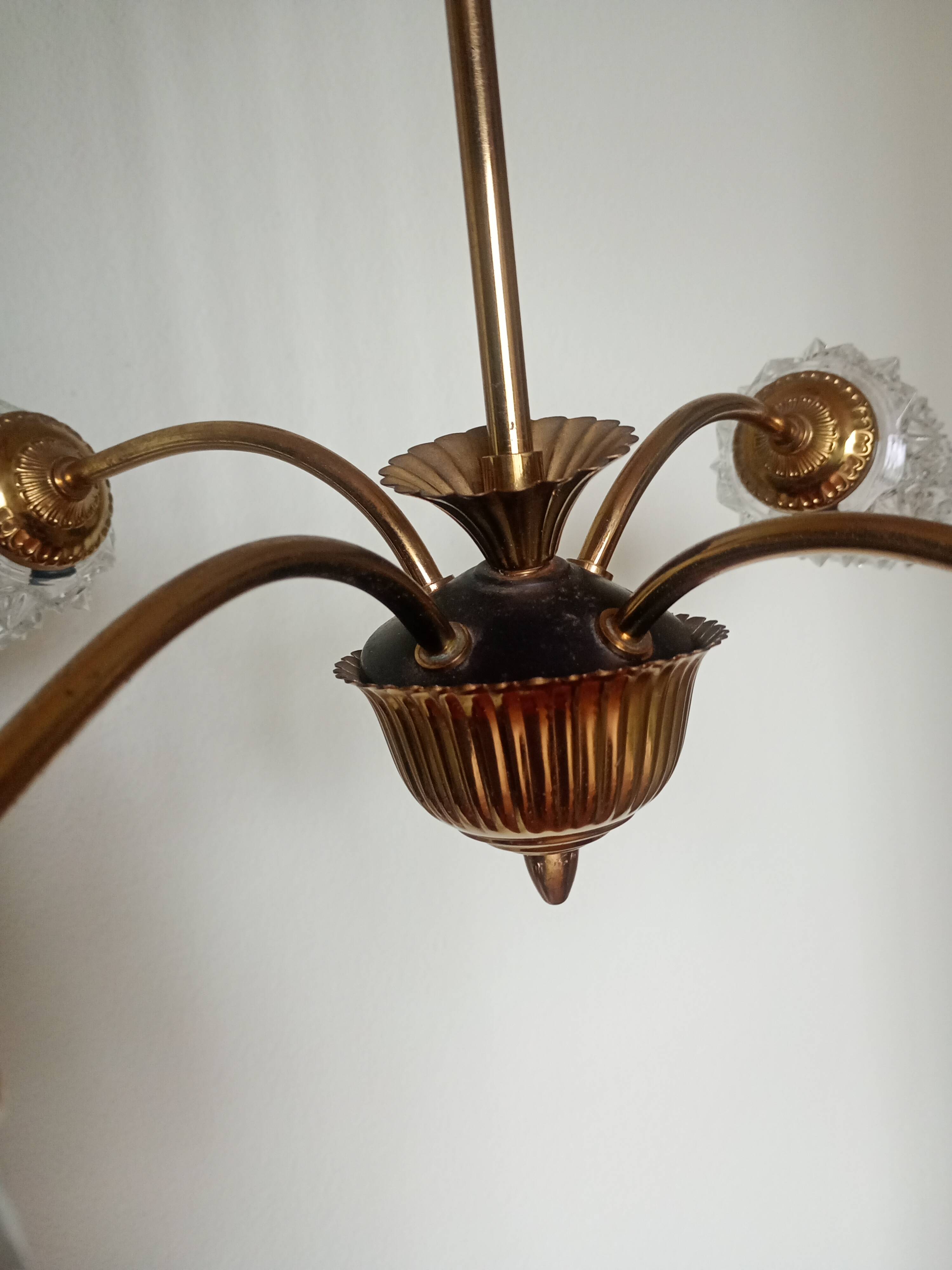 Vintage 4-arm chandelier - oblong tulip pressed molded glass - gold metal