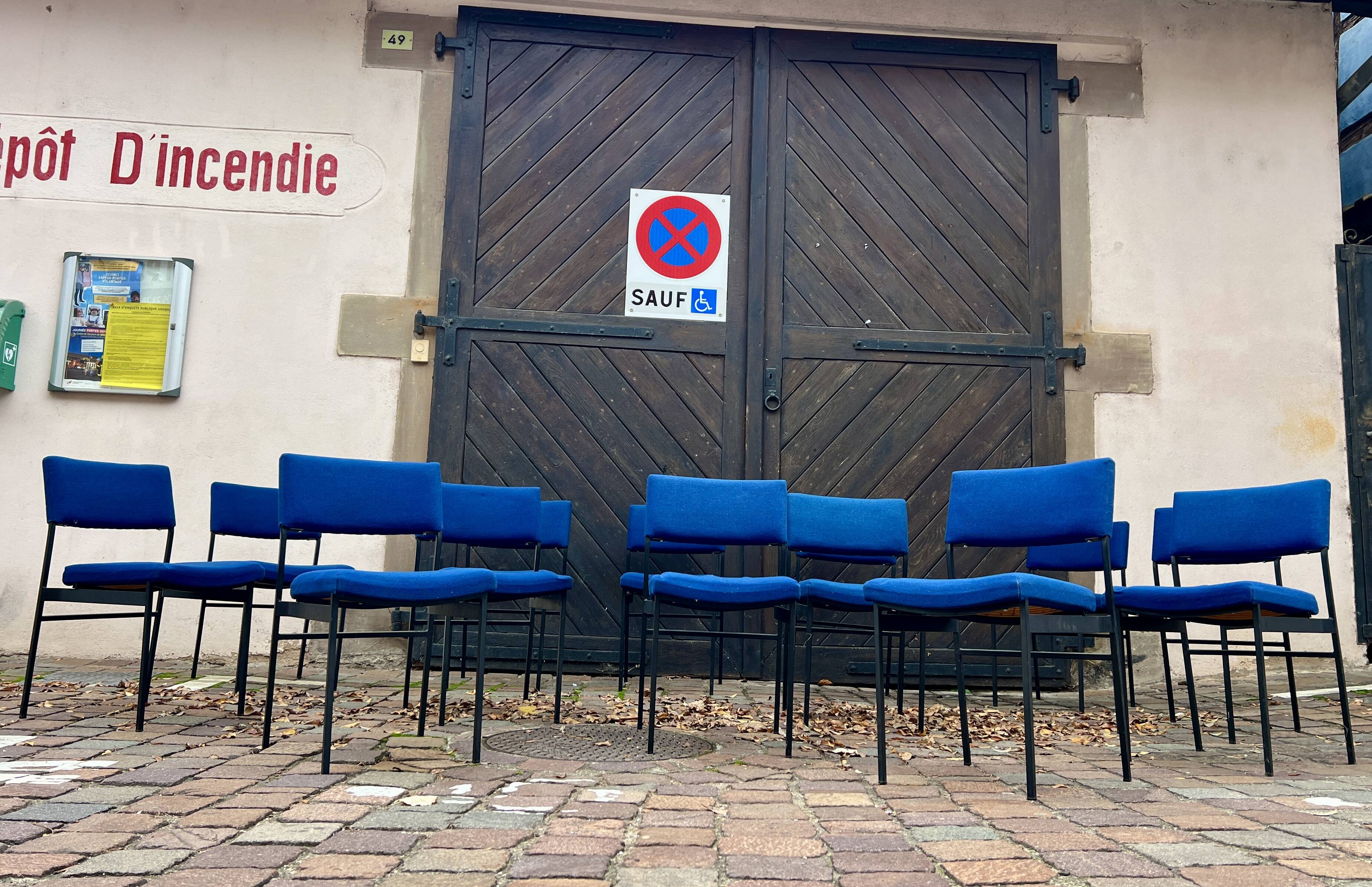 🪑 Set of 13 vintage blue fabric chairs – black metal legs – Guer style