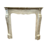 Cheminée de style Louis XV en marbre blanc veiné Carrare Italie XX siècle