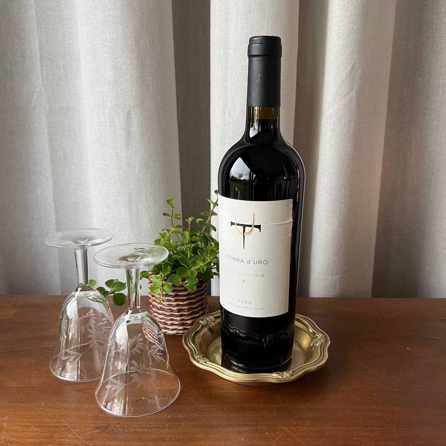 Bronze cup, chiseled