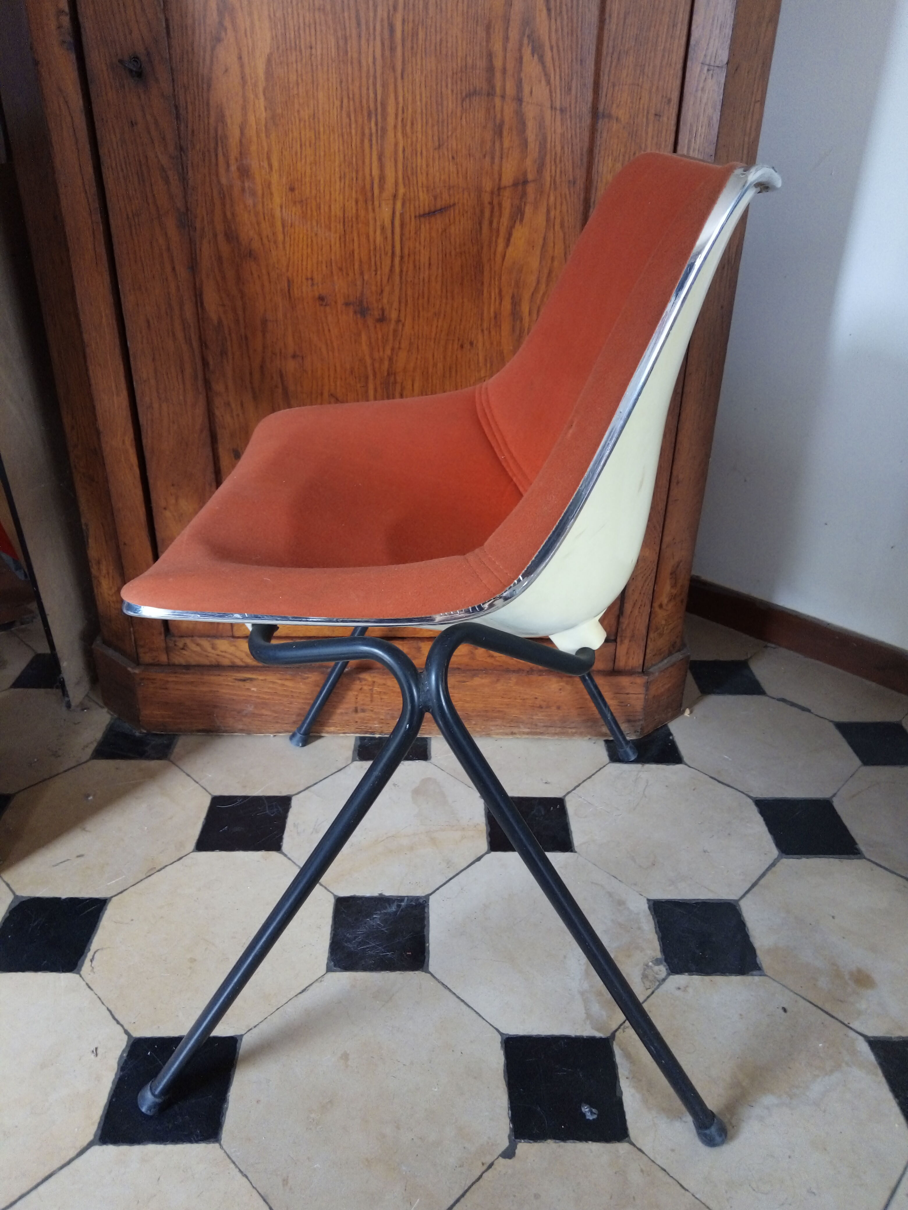 L202 chair by Roland Schweitzer for Lafarge