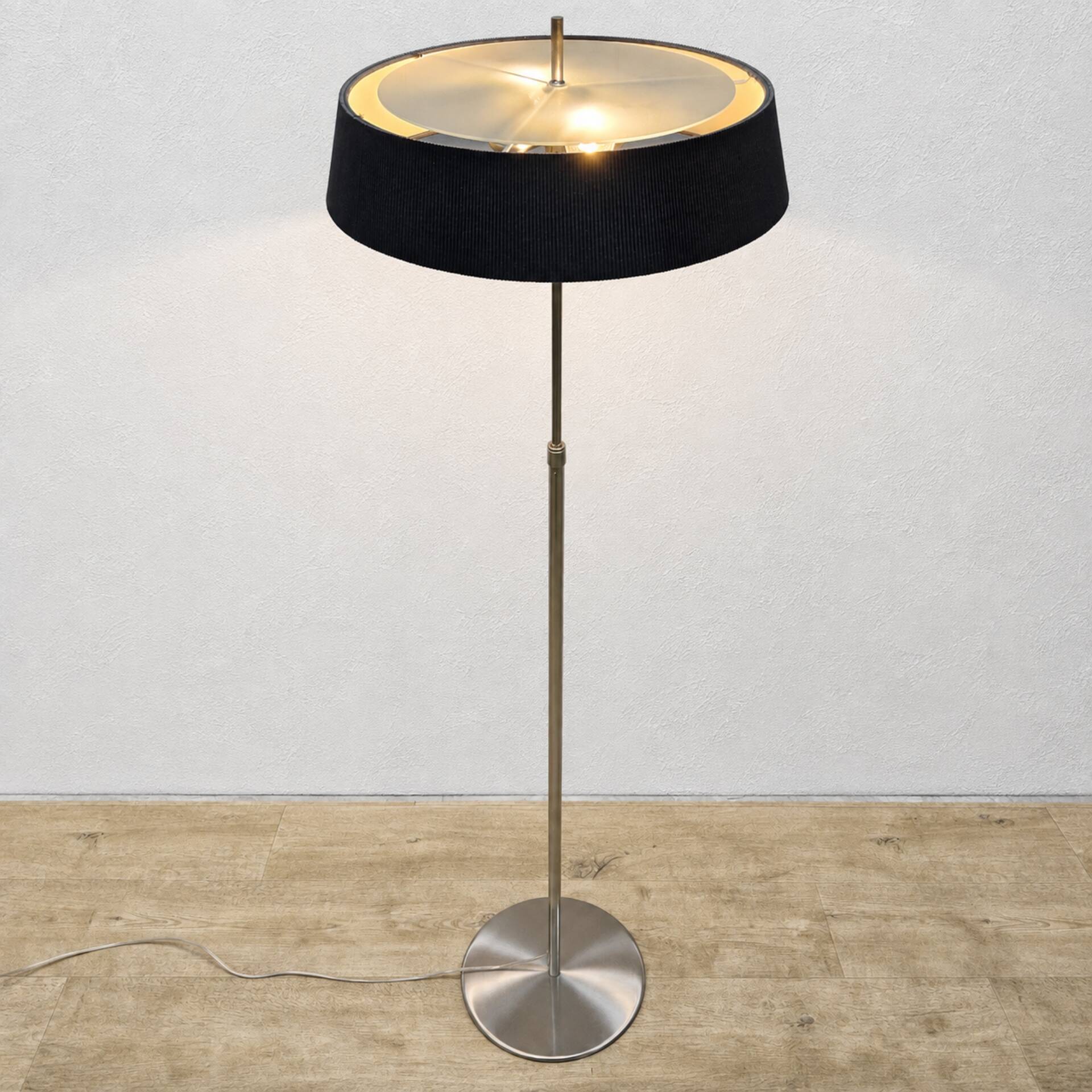 Lampe sur pied Van De Heg design chrome / abat-jour noir strié