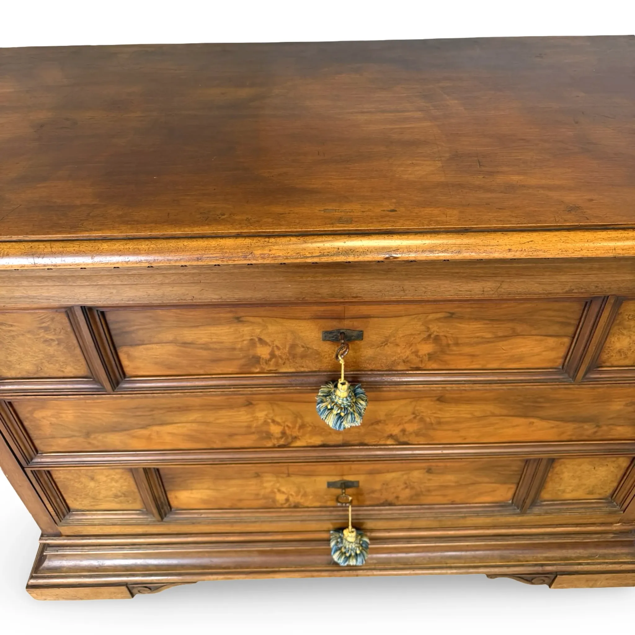 Elegant antique Italian chest of drawers, dating from the 20th century