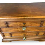 Elegant antique Italian chest of drawers, dating from the 20th century