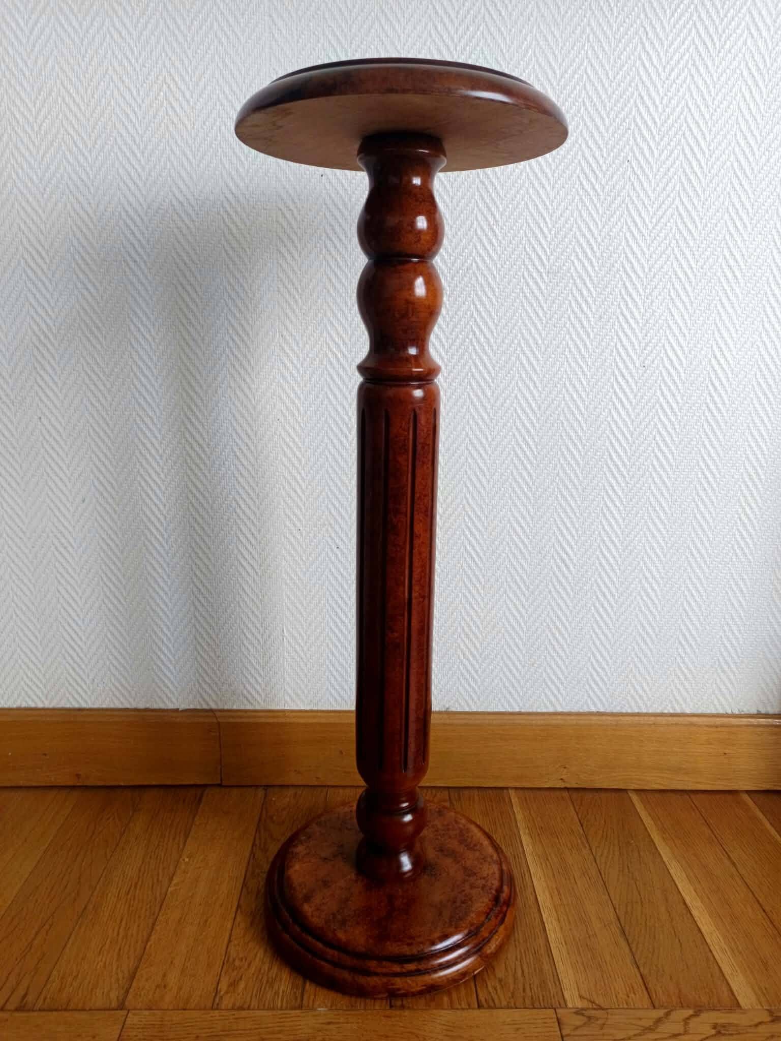 Sellette colonne en bois teinté mouluré