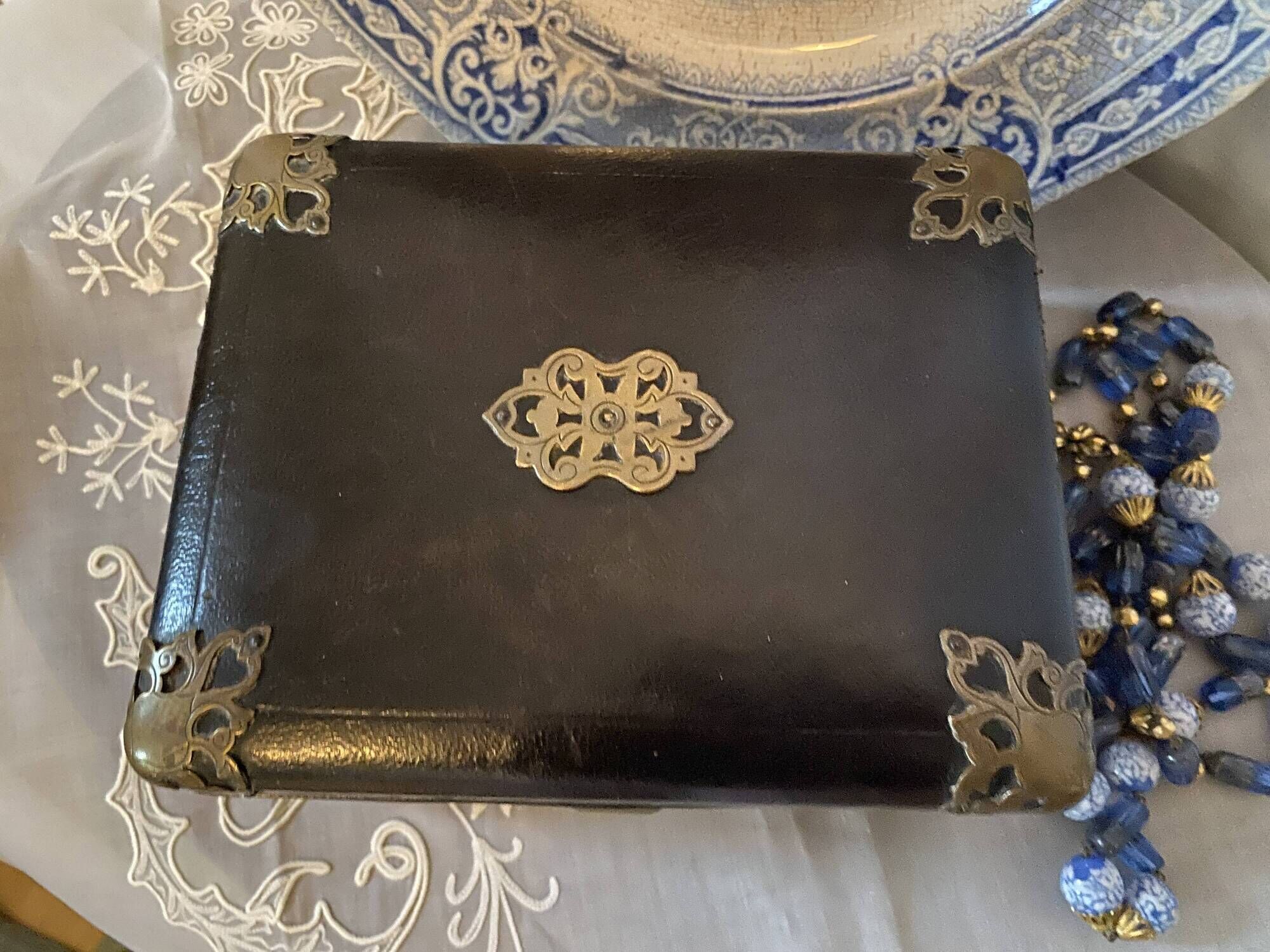 Coffret à bijoux en cuir et laiton capitonné ancien