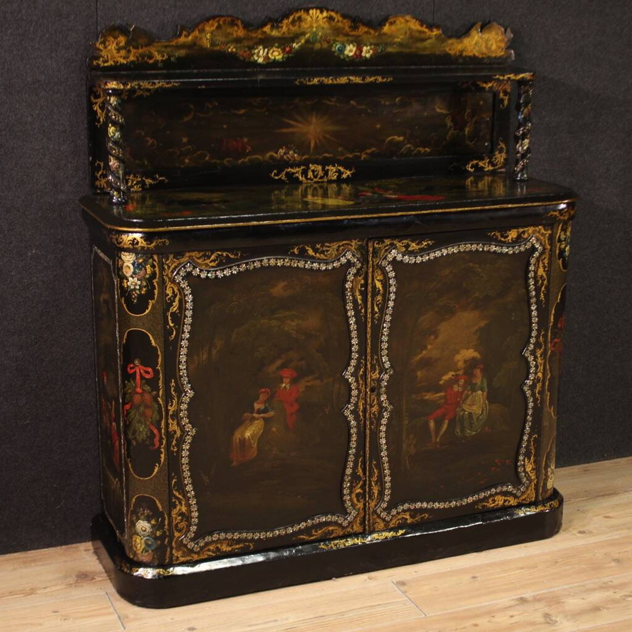Buffet anglais laqué et peint du XIXe siècle