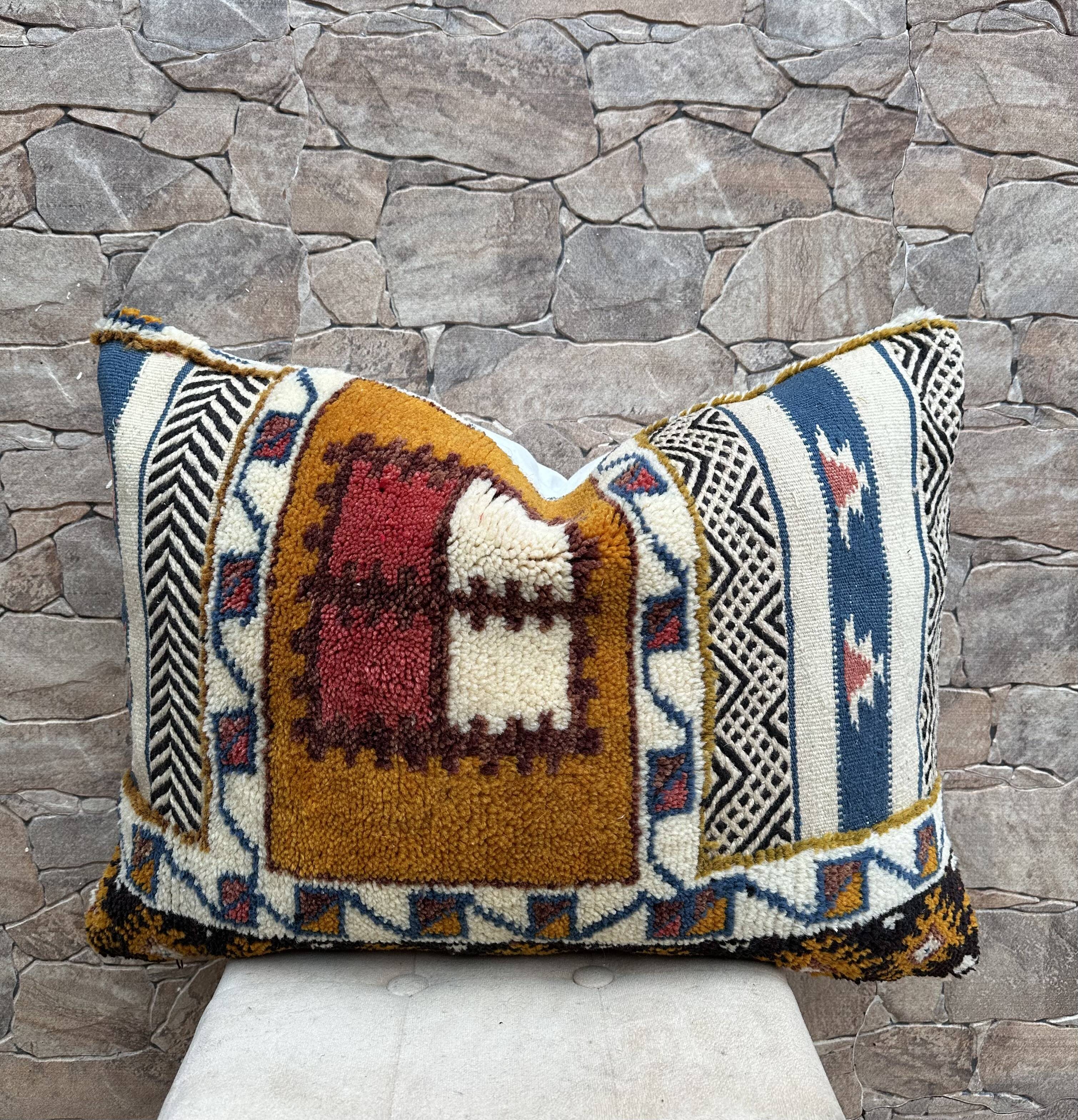 Vintage cushion cover in Berber kilim: Moroccan wool cushion.